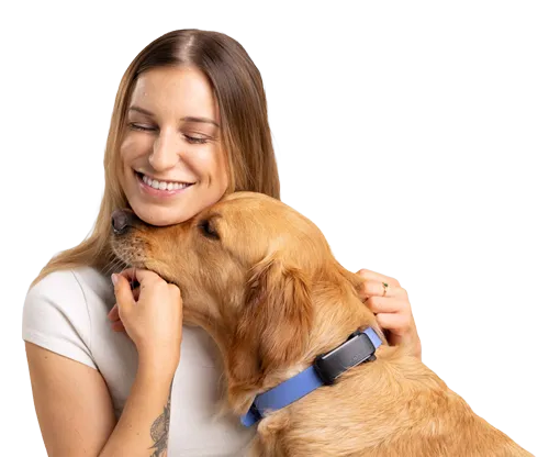 Mujer con su perro y localizador Tractive